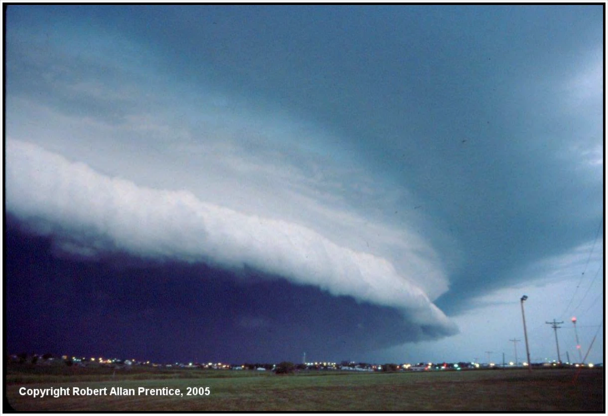 Figure 19-3. Thunderstorm with Shelf Cloud