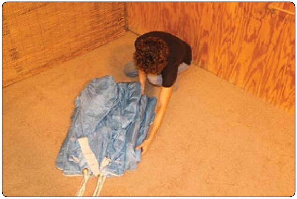 Figure 5-122. Pull up and smooth out the top skins of the canopy, cleaning up between the folds.
