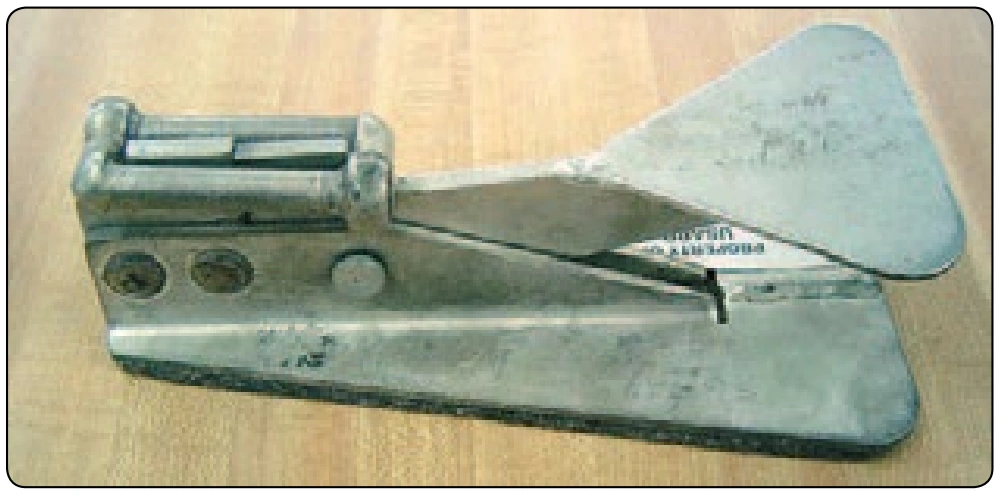 Figure 6-26. Connector link separator tool.